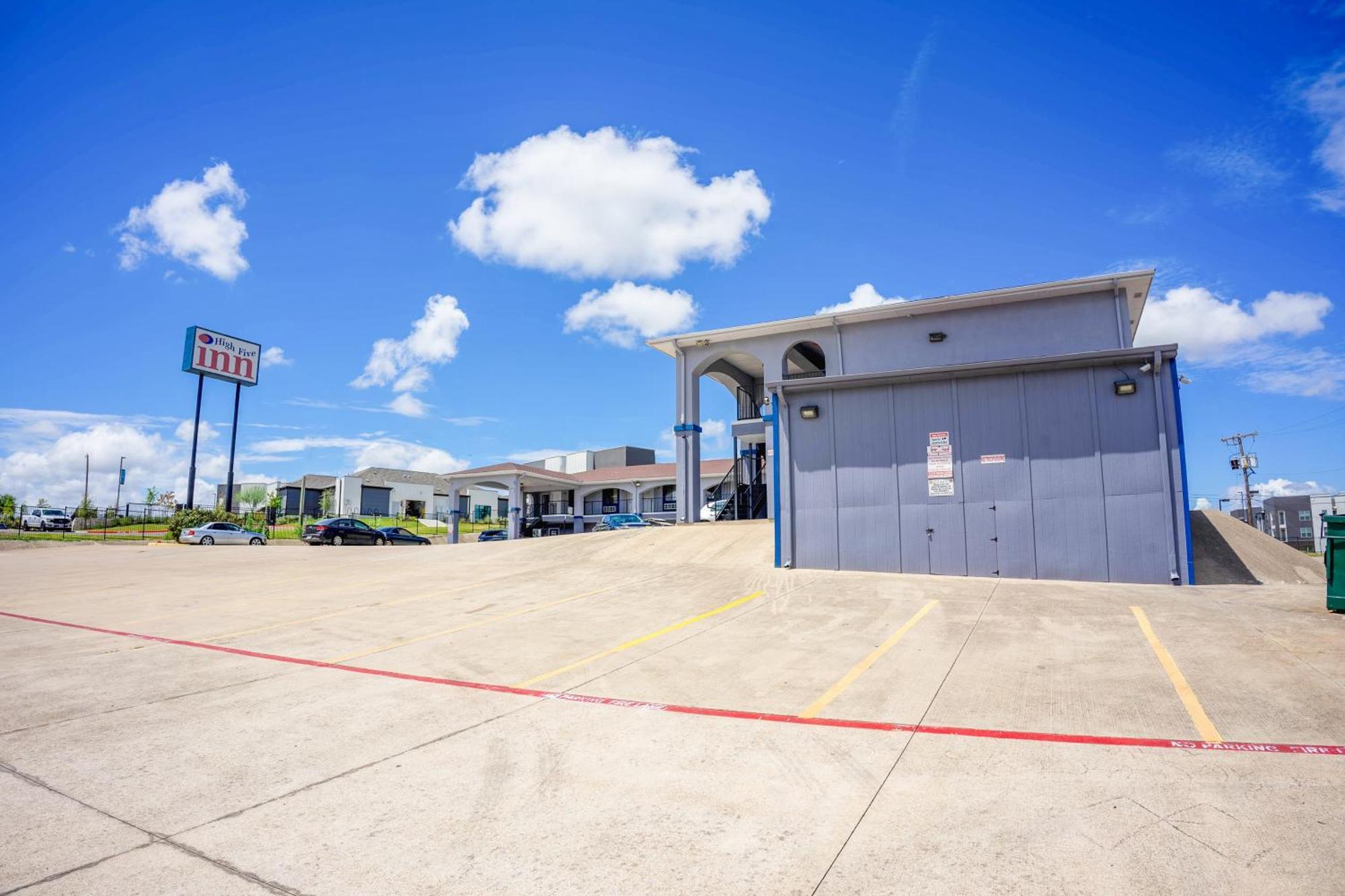 High Five Inn By Oyo Killeen Exterior photo